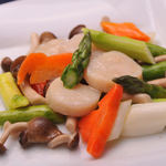 Stir-fried scallops and seasonal vegetables