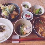 食事と図書 雨風食堂 - 