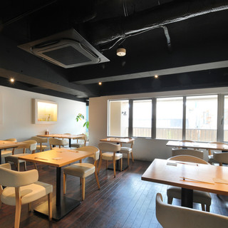 フレンチレストランを彷彿とされる白基調の華やかな空間。