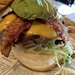 BUBBA GUMP SHRIMP TOKYO - All-American Hamburgerにアボカド、ベーコン、チーズを追加トッピング！