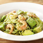 Shrimp and avocado basil sauce ``Standard pasta''