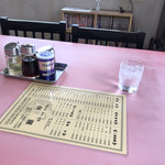 金蘭 - 卓上調味料とメニュー(^^)