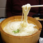 110406843 - コシがないヤワ麺が特徴の博多うどんとは違い、コシと滑らかさがある細麺です。