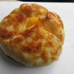 パン工場 - チーズのとりこ１６０円。

チェダー・ゴーダ・シュレッド・フォンデュという４種類のチーズをたっぷり使ったチーズパンです。
