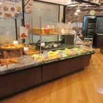 パン工場 - 焼き立てパンが沢山並んでますが大きなイオンの中のパン屋さんとあって並んだパンは次から次へとお客様が買い求めておられました。