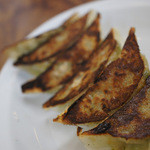 武蔵ラーメン - 餃子にはニラとニンニクたっぷり！