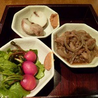 ダイナミックキッチン＆バー 響  新宿サザンタワー店 - お通し：はつか大根、牛すじ、里芋