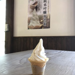 カフェ＆バー 至仏 - 水芭蕉吟醸ソフトクリーム 500円