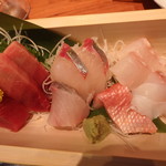 一心 - 旬の刺身盛合せ￥1,200　 中トロ、赤身、活け〆しまあじ（愛媛県産）、天然平目（千葉県産）、天然ふえふき鯛（愛媛県産）、金目鯛