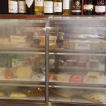 Field Cheese＆Spice Kitchen - チーズの冷蔵ケース