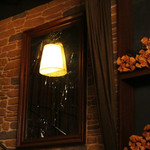 Casual Dining & Cafe Revo - 照明が組み込まれた、割れたデザインの鏡。