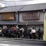 山元麺蔵 - 店を出た際も、しっかり行列　※2011年12月