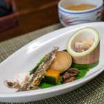 かたつむり - 2019.6 八寸（炊いた猪バラ肉、新ジャガ、天然鰻の肝、飯、モズクガニ新子、カボチャ、鹿の膵臓燻製、アジメドジョウ唐揚げ）