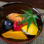 かたつむり - 2019.6 フルーツ盛り（プレミアムクインシーメロン、和歌山ピオーネ、山形さくらんぼ「八興錦」、美生柑、宮崎マンゴー）