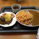 薬膳チキンカレー赤飯・大（800円）、一品料理がつきます（この日はおせち）