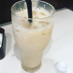 カレーリーブス カフェ＆レストラン - アイスチャイはシロップと別で提供されます。