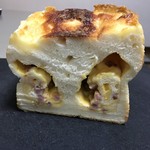 CUBE the Bakery - ベーコンフロマージュの断面 たっぷりのチーズとベーコン！