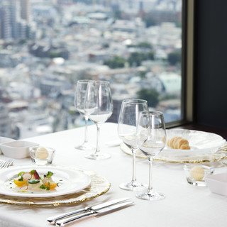 Enjoy an elegant lunch while looking out at the clear blue sky that stretches out on the horizon.