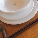 Tenkuu No Mori - 真っ白なお皿のセットと、木の箸置きが、それらしい