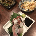 立ち呑み くにし - きんぴら、マカロニサラダ、かんぱちとたこの造り盛り