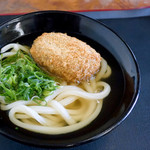 Teuchi Udon Ume Ki - コロッケうどん（かけうどん+コロッケ）