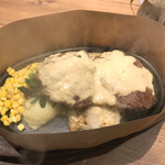 HERO'S steakhouse - 平日ランチメニュー ◉HERO'Sステーキ 1ポンド：450g（ライス・サラダ・スープ付）税別2380円　筋肉質で弾力ある、あっさり肉のステーキ。5種類ある手作りソースの中から「クリーミーガーリックソース」を選択