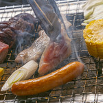 BBQ BEER GARDEN SKYTERRACE - 目の前で炭火で焼くバーベキュー