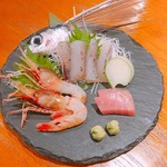 花柚子 - 生鮮お造り 3種盛り 980円
      ボタン海老、トビウオ、生メジマグロ