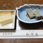 和仲荘 - お通しと、1品目の胡麻豆腐