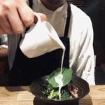 アカ - アホブランコソースを廻しかける