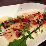 カネ保水産 - ヒラメのカルパッチョ。赤いのはトマトでなくさくらんぼ。