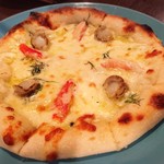 カネ保水産 - 花咲ガニと帆立のレモンクリームピザ