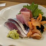 魚忠 - お刺身盛合せ（しめ鯖、ブリ、赤貝）しめ鯖のしめ具合、ブリの寝かし具合、赤貝の鮮度、全て最高です