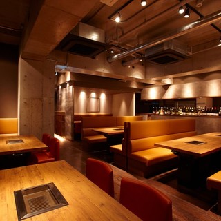 木目の落ち着いた店内。テーブルのお席もゆったりとご利用いただけます