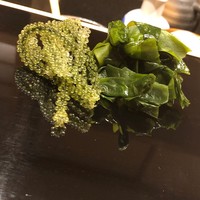 鮨 竜介 - わかめと海葡萄のお摘み