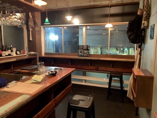 Rendez-Vous DES Amis - この日は空いてました。手前のカウンターは立ち飲みなので普通スツールはありません(私がモウさんにオッケー貰って移動しただけ)