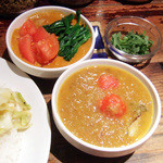 スパイスカフェ - 生トマトとほうれん草のせココナッツカレーとかきカレー