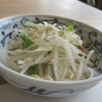 天ぷら新宿つな八 - 玉ねぎと大根、水菜のサラダ
