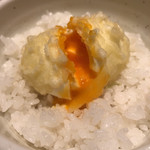 Kinkaratei - 半熟揚げ卵はご飯の上に