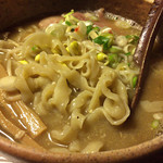 拉麺酒房 熊人 - 煮干味噌拉麺の幅広平打ち麺