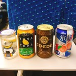 はせがわ酒店 - 左から 愛宕の松 むすび丸 特別純米カップ[339円]、よなよなエール[308円]、コエドビール 伽羅[329円]、氷結 ピーチ[154円]  ※価格は全て税込