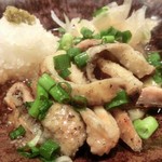 じとっこ組合 - 「鶏皮ポン酢」：焼き目をつけた鶏皮の食感♪日向夏ポン酢の爽やかな酸味も心地良い！
