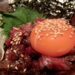 じとっこ組合 - 「馬ユッケ」：はちきれんばかりの新鮮な卵黄♪“特製ユッケだれ”が食をそそる！