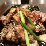 じとっこ組合 - 「じとっこにんにく香味焼き」：地頭鶏ならではのジューシーさに更なるコクと香りが加わって♪