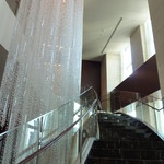 なだ万 - ホテルロビーから、シャンデリアの階段を上ります♪