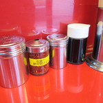 ラーメン二郎 - 卓上調味料