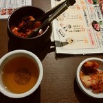李朝園 - サービスのキムチとコーン茶