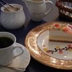 ブローニュの森 - セットメニューのコーヒーと、別メニューのケーキ。