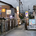 大衆酒場寿海本店 - 遠巻きに光る外観