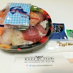 ワダツミ - 保冷剤付きで届けられるワダツミの海鮮丼は、海鮮丼のタレやワサビと共に